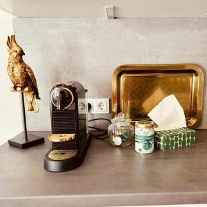 a bird standing on a counter next to a toaster at Pures Glück Seligenstadt in Seligenstadt +35 photos