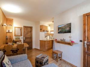 salon z kuchnią i jadalnią w obiekcie Joli appartement rénové avec balcon proche zone piétonne - FR-1-343-164 w Chamonix-Mont-Blanc