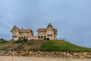Dos casas grandes situadas en la cima de una colina en Villa Jacky, en Biscarrosse