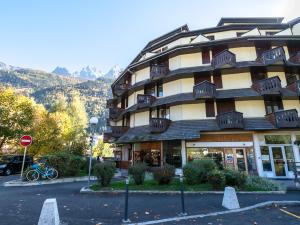 budynek z znakiem stopu przed nim w obiekcie Joli appartement rénové avec balcon proche zone piétonne - FR-1-343-164 w Chamonix-Mont-Blanc