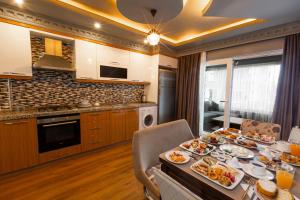 Kuchyň nebo kuchyňský kout v ubytování REAL KiNG SUiTE HOTEL