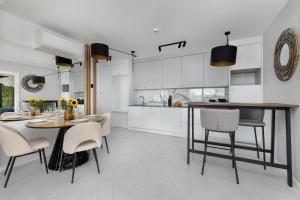 O bucătărie sau chicinetă la Sea&Lake Stylish Apartment with Air Conditioning and Parking near the beach in Mielno by Noclegi Renters