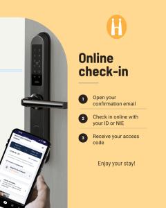 una persona sosteniendo un teléfono celular frente a una puerta sin seguro en Hostemplo Sagrada Familia, en Barcelona