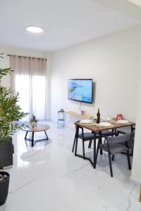 Μια τηλεόραση ή/και κέντρο ψυχαγωγίας στο Eve's Central Comfort Apartment #1