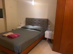 a bedroom with a bed with two towels on it at Casa Ross in Mérida