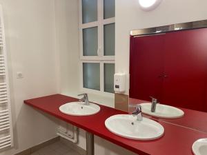 baño con 2 lavabos y encimera roja en Gite d'Etape de Chirac, en Chirac