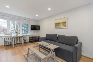 TV a/nebo společenská místnost v ubytování Apartment Lampėdis by Polo Apartments