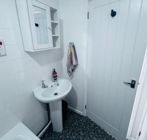 Bilik mandi di Surf 'n' Sands in Porthtowan Beachfront Apartment +20 gambar