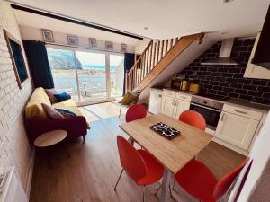 Ruang duduk di Surf 'n' Sands in Porthtowan Beachfront Apartment