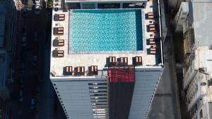 Bazén v ubytovaní President Hotel Athens alebo v jeho blízkosti