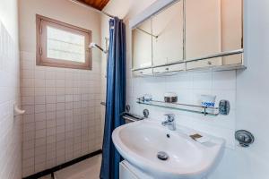 un baño con lavabo y ducha en Villa Jacky, en Biscarrosse