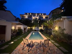 タマリンドにあるLa Ramona Charming Hotelの夜のプールのある家 +66枚の写真