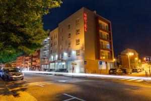 un edificio con un cartel al costado de una calle en Hotel Azinheira by RIDAN Hotels, en Fátima