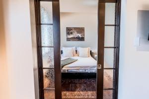 Giường trong phòng chung tại Self Check-In Boutique Hotel - Quartier latin - Room 201