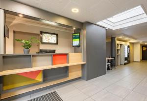 TV a/nebo společenská místnost v ubytování B&B HOTEL Calais Centre St Pierre