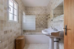 a bathroom with a sink and a bath tub and a sink at Amendoeira Residence by Homie in Quinta do Almeida +44 photos
