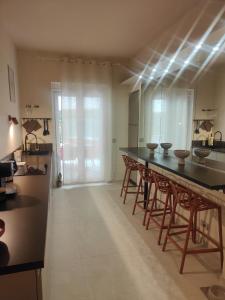 Una cocina con una mesa larga y algunas sillas. en Casa Dolce Santa Margherita, en Santa Margherita Ligure