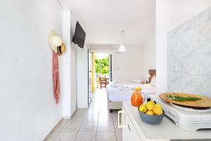 O bucătărie sau chicinetă la Vamvini Hotel