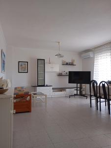 TV a/nebo společenská místnost v ubytování Apartamento Gran Sol cerca de la playa en La Manga