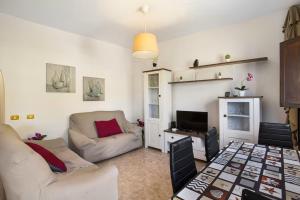 a living room with a couch and a tv at Casa La Cabaña in Gáldar