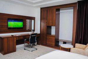 Televisyen dan/atau pusat hiburan di Asokoro Hotel, close to Force Hq and Ecowas, Gym, Swimming Pool, Wifi