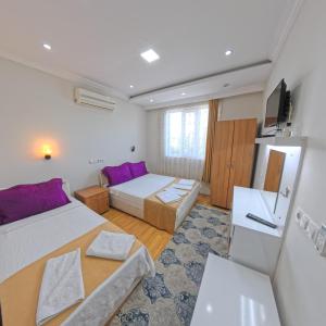 Postel nebo postele na pokoji v ubytování Kervansaray Hotel
