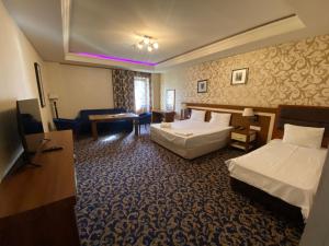 Un televizor și/sau centru de divertisment la Premier Mont inn Hotel