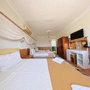 Postel nebo postele na pokoji v ubytování Kervansaray Hotel