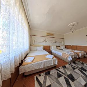 Postel nebo postele na pokoji v ubytování Kervansaray Hotel