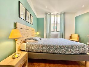 a bedroom with a bed with a blue wall at APPARTEMENTS "Pieds à Terre" à LORIENT - LUMINEUX - TOUT CONFORT in Lorient