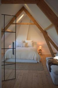 Postel nebo postele na pokoji v ubytování Charmant dijkhuisje aan zee in Cadzand