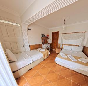 Postel nebo postele na pokoji v ubytování Kervansaray Hotel