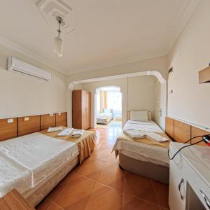 Postel nebo postele na pokoji v ubytování Kervansaray Hotel