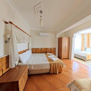 Postel nebo postele na pokoji v ubytování Kervansaray Hotel