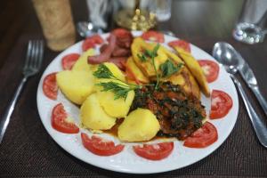 Makanan di atau berdekatan hotel