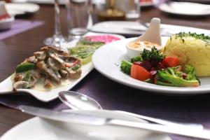 Makanan di atau berdekatan hotel