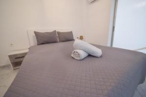 A bed or beds in a room at Zer, Nea Irakleia 630 80, Greece