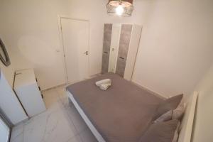 A bed or beds in a room at Zer, Nea Irakleia 630 80, Greece