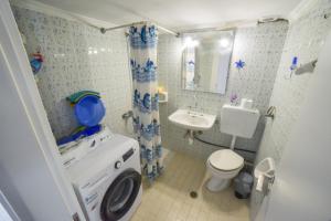 A bathroom at Zer, Nea Irakleia 630 80, Greece