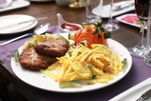 Makanan di atau berdekatan hotel
