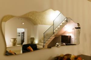 sala de estar con escalera y sofá en Residence Del Casalnuovo, en Matera