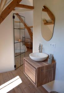 Koupelna v ubytování Charmant dijkhuisje aan zee in Cadzand + 34 fotografií