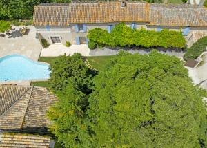 an aerial view of a house with trees and a swimming pool at Mas du Micocoulier in Paradou