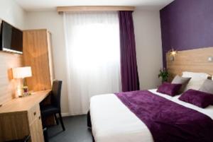 Postel nebo postele na pokoji v ubytování Logis Hotel Restaurant de La Madeleine