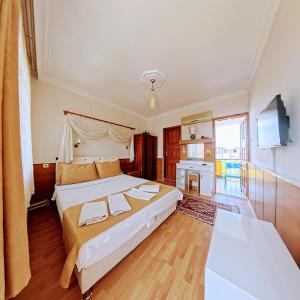 Postel nebo postele na pokoji v ubytování Kervansaray Hotel