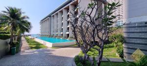 Beachfront Luxe with Pool Access and Terrace内部或周边的泳池