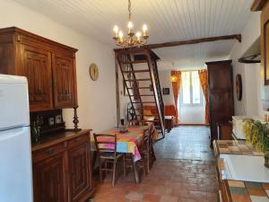 Kuchyň nebo kuchyňský kout v ubytování Gite Le jardin de Céline