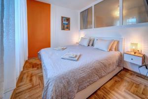 Un dormitorio con una cama grande con sábanas blancas. en Marasca Belgrade - Cozy, Chic & Nomad-friendly Flat in Downtown, en Belgrado