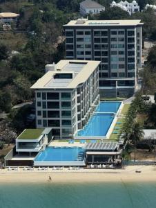 Beachfront Luxe with Pool Access and Terrace内部或周边的泳池