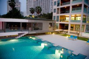 Beachfront Luxe with Pool Access and Terrace内部或周边的泳池